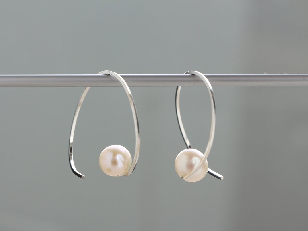 SV935 (Argentium)-twist hoop pearl pierced earrings - 耳环/耳夹 - 宝石 银色