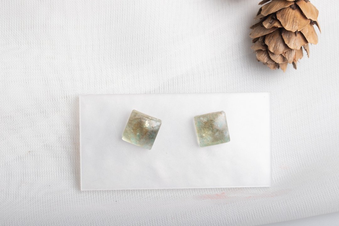 Handmade resin earrings - 耳环/耳夹 - 塑料 卡其色
