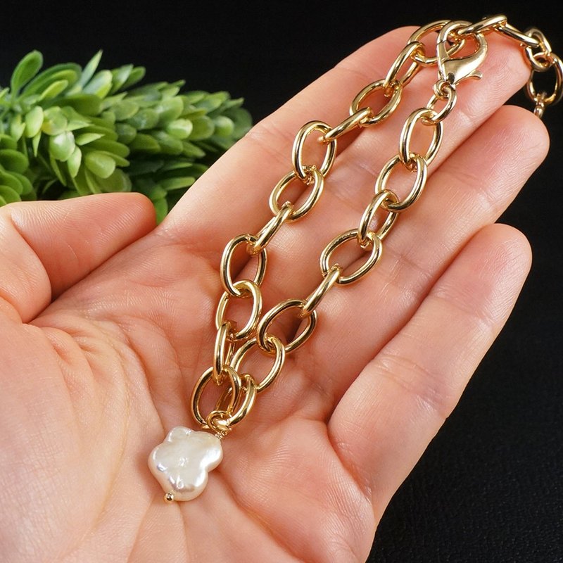 White Biwa Baroque Butterfly Pearl Charm Golden Chain Bracelet Woman Jewelry - 手链/手环 - 珍珠 白色