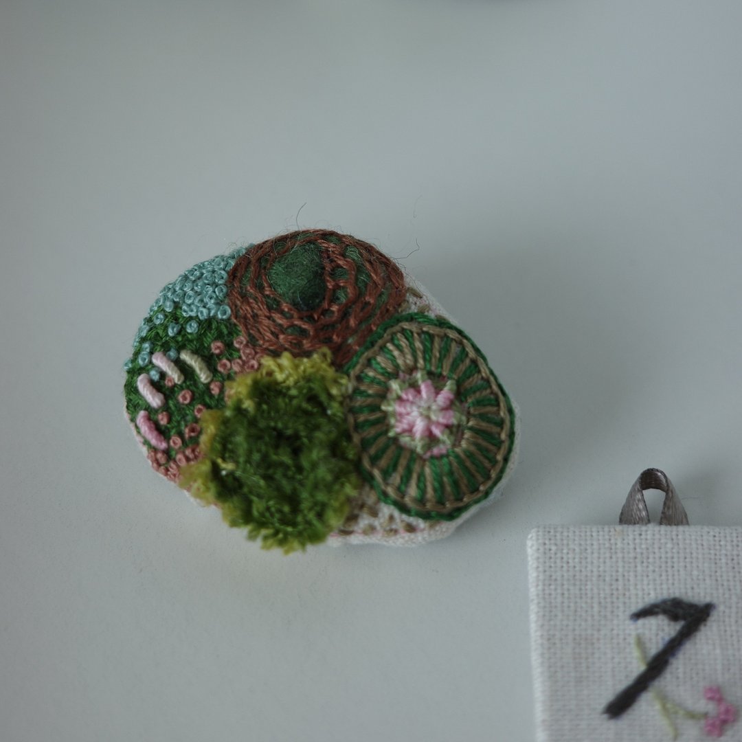我只想躺到生苔--刺绣别针 - 徽章/别针 - 绣线 