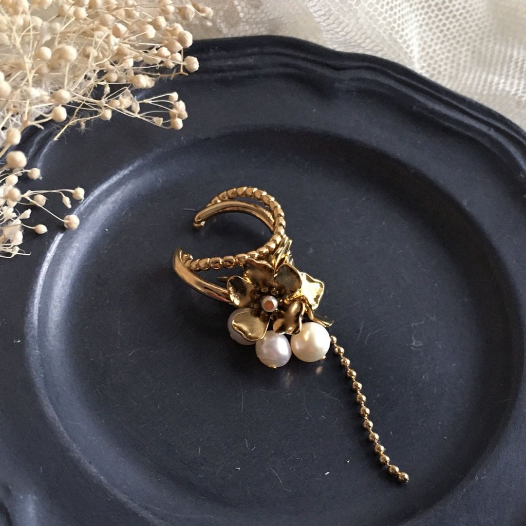 June birthstone / gold flower and freshwater pearl swaying ear cuff for one ear - 耳环/耳夹 - 宝石 金色