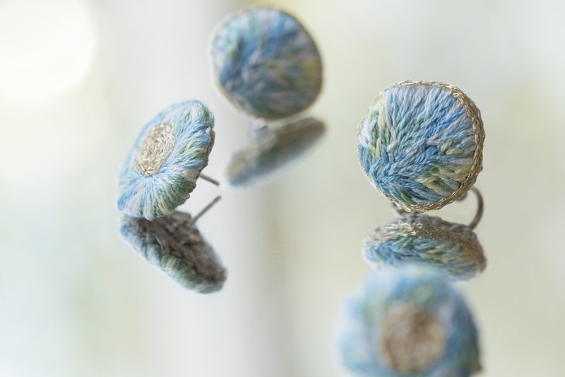 成对不对称手工刺绣耳环・月光海 - 耳环/耳夹 - 绣线 蓝色