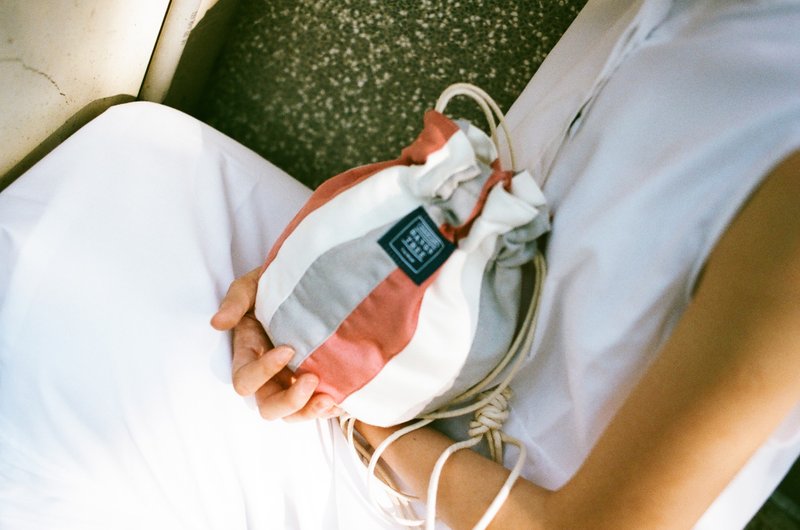 侧背水桶包 _ 藕粉与银灰  (现货供应中) - 侧背包/斜挎包 - 棉．麻 粉红色