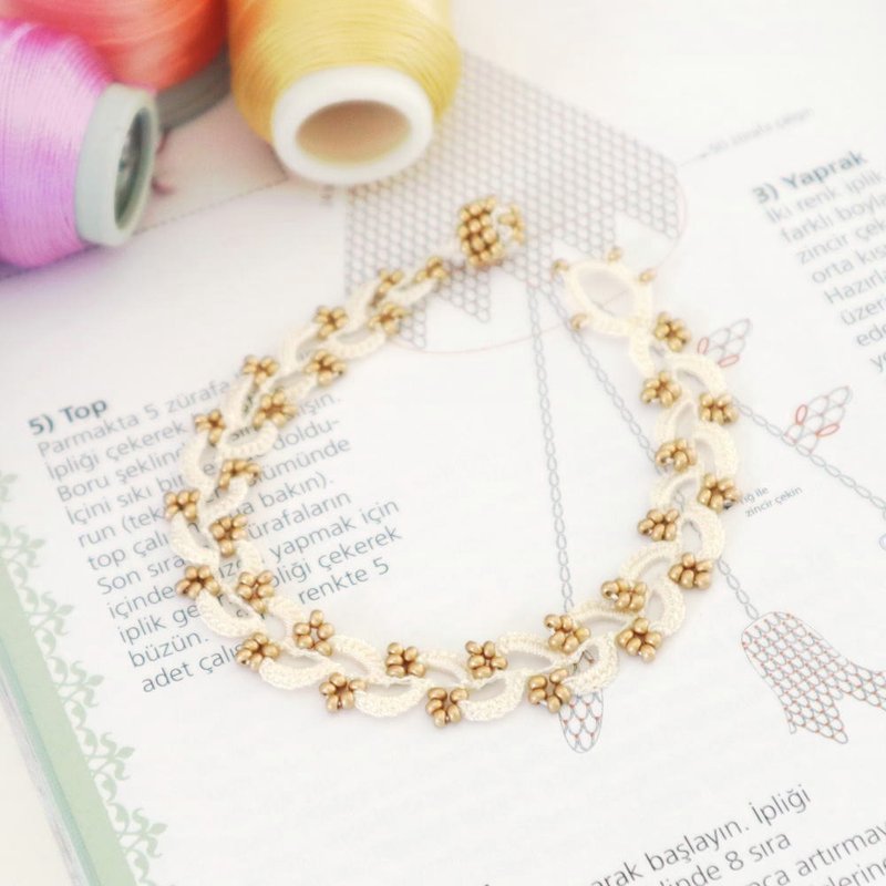 蕾丝与串珠编织手链【Rivière】白金双色款 - 手链/手环 - 绣线 白色