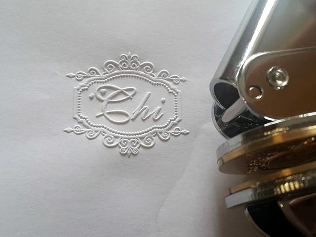 定制化轻型钢印B款 Logo/标志/压印/浮雕/打凸/手作品/吊卡/婚礼小卡/喜帖/贴纸/名片/手绘图/仿伪 便携式袖珍型 - 喜帖 - 其他金属 灰色