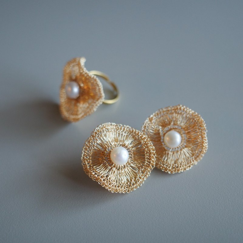 【Pinkoi 线下活动预购商品】Orbit Pearl – 耳环与戒指套组 - 耳环/耳夹 - 珍珠 金色