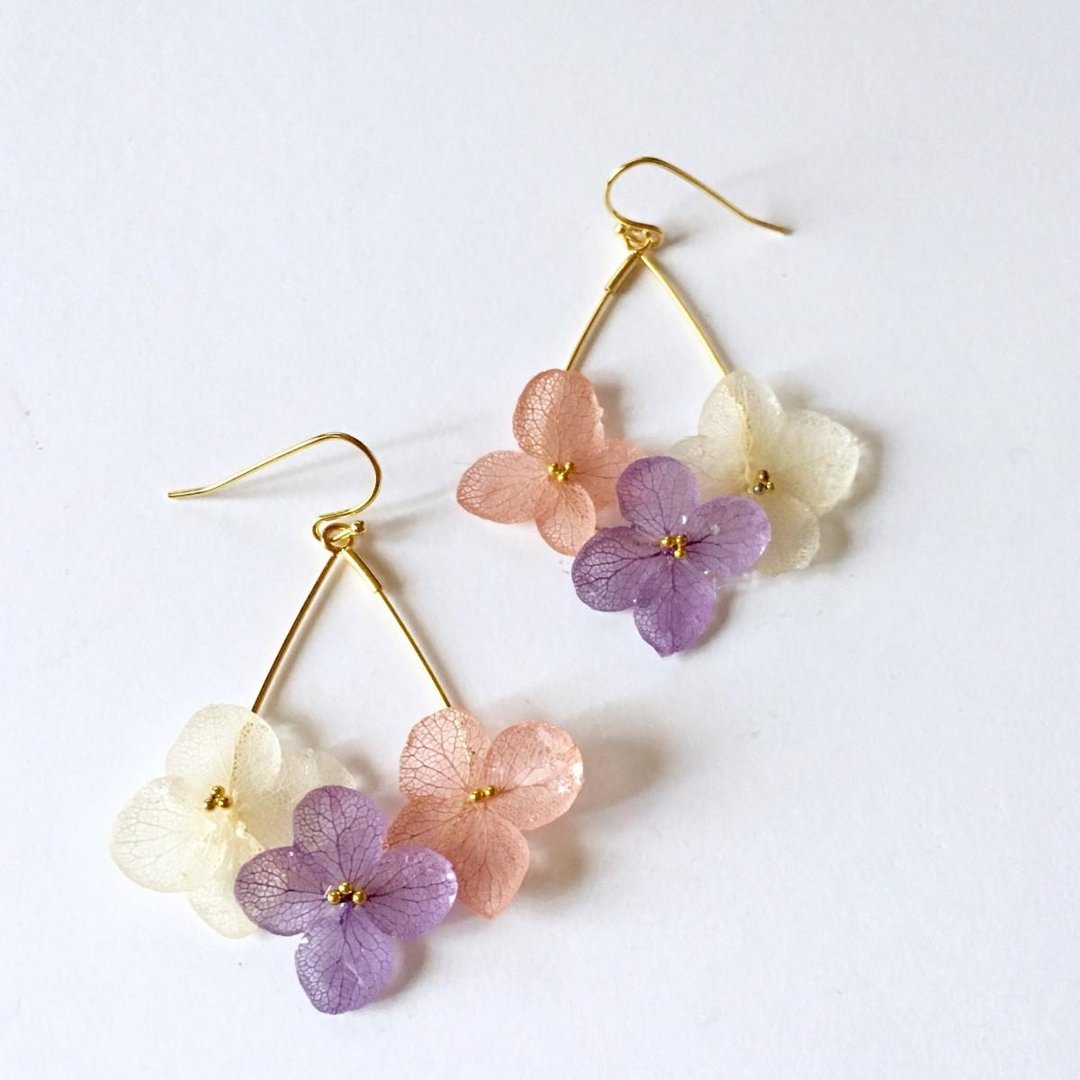 Hydrangea Hoop Earrings s*Pink Amethyst* - 耳环/耳夹 - 植物．花 白色