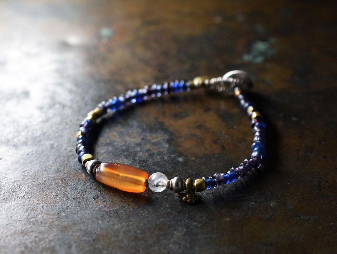 Ancient carnelian and ancient crystal, old chin Silver and orissa brass, blue and purple beaded bracelet - 手链/手环 - 玻璃 紫色