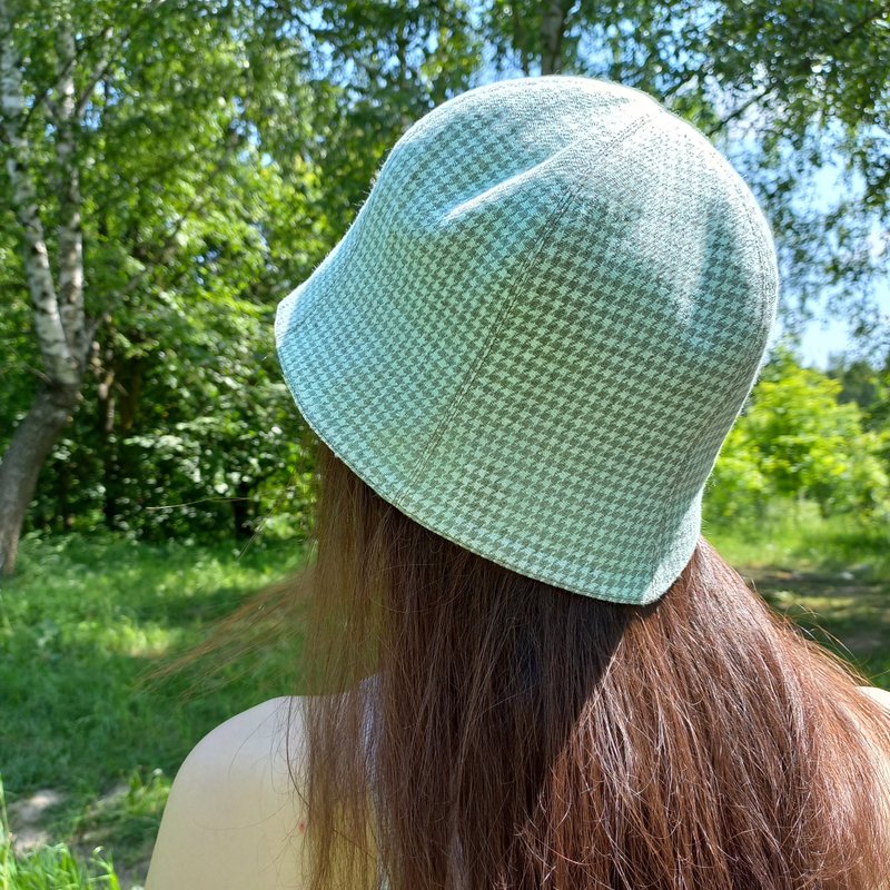 A bell hat made of linen fabric with a houndstooth print. Mint panama hat  tulip - 帽子 - 亚麻 多色