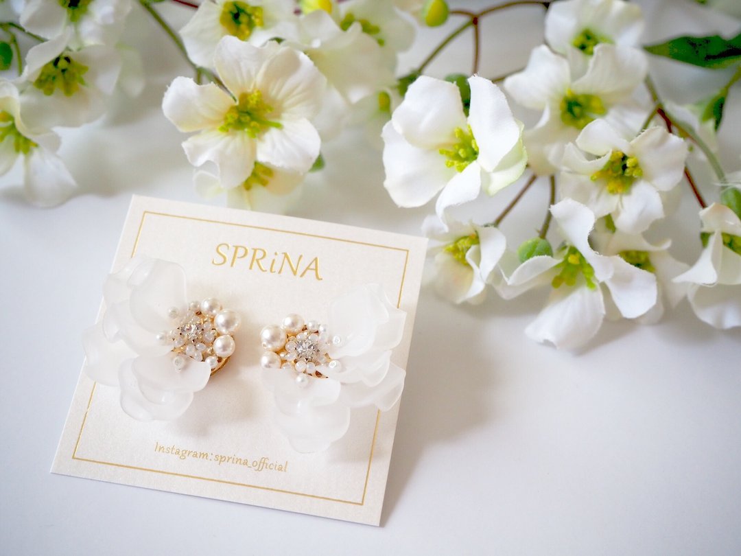 Flower frill earrings (white) - 耳环/耳夹 - 压克力 白色