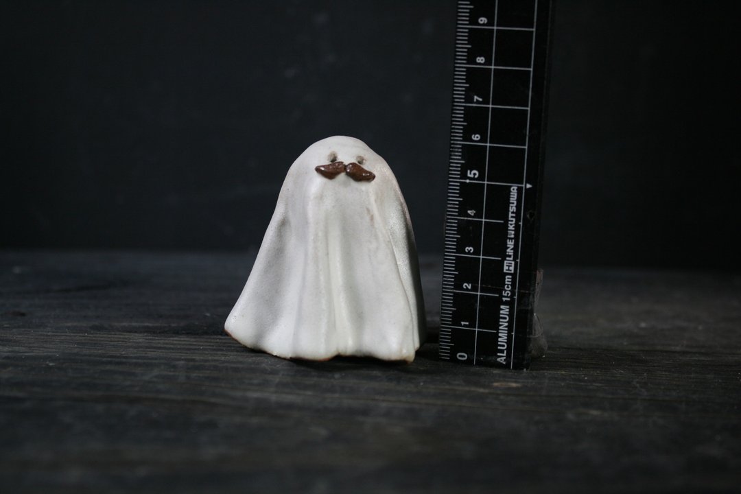 八字胡幽灵 (高5.6cm 陶瓷 公仔 陶偶) - 玩偶/公仔 - 陶 白色