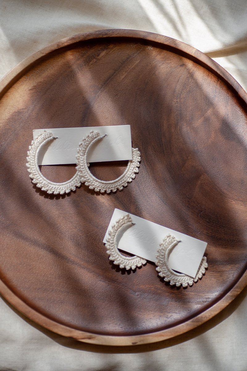 手工鈎织波浪耳圈 | 米白 - 耳环/耳夹 - 绣线 