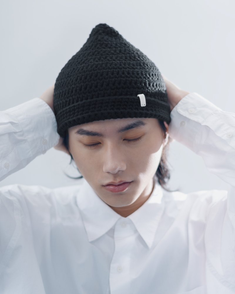 K011 手工编织栗体尖顶毛帽 - 黑 - 帽子 - 棉．麻 黑色