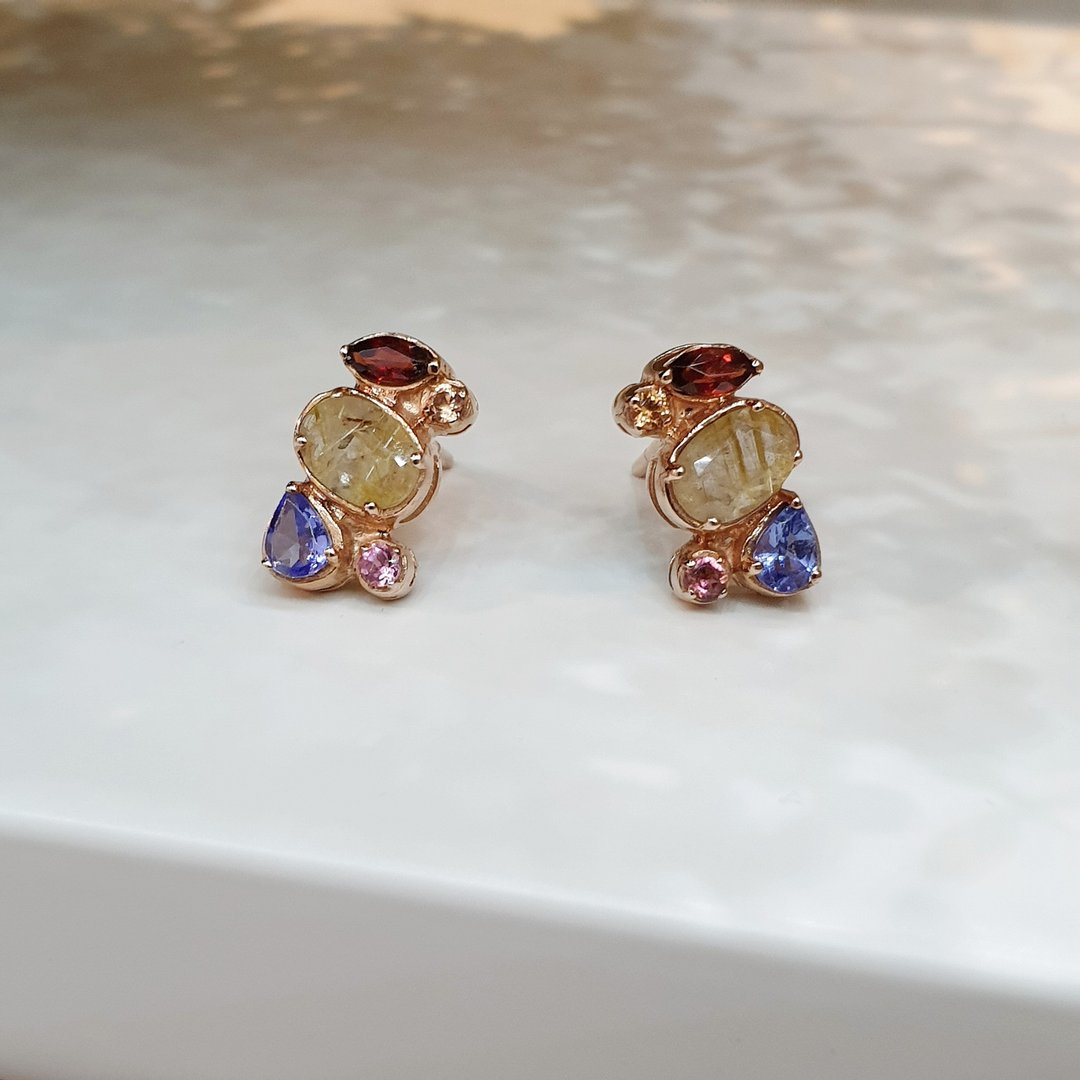 Golden rutillated earrings with Garnet, Tanzanite, Pink tourmaline in Silver case - 耳环/耳夹 - 半宝石 多色