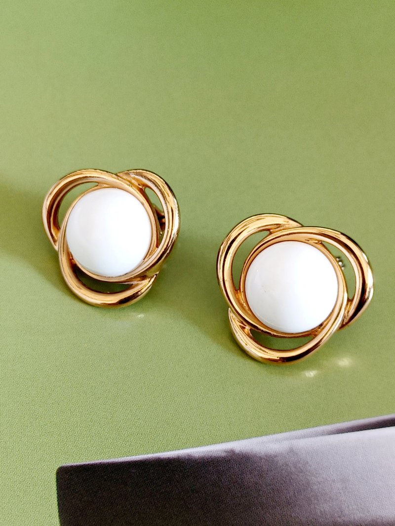 vintage jewelry  Monet 三棱框金白色赛珞珞 夹式耳环 - 耳环/耳夹 - 其他金属 