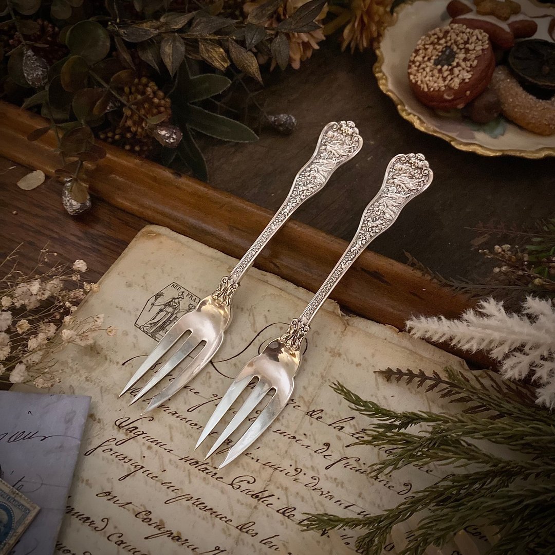 1878年 Tiffany & Co. Olympian 系列蝴蝶结花字体订制款 甜点叉 - 餐刀/叉/匙组合 - 纯银 银色