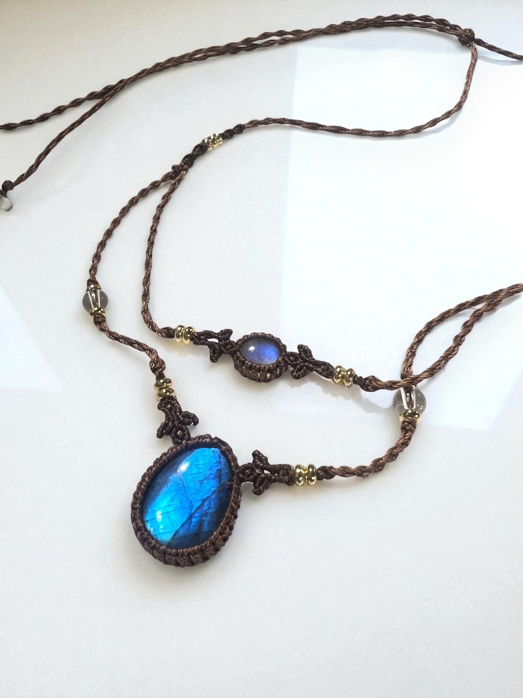 Crystoria Stone |Macrame| 南美蜡线 | 项链 |蓝光拉长石+月光石 - 项链 - 宝石 咖啡色