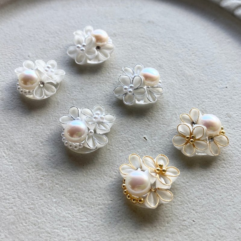 【订制商品】淡水珍珠与つまみ细工花朵的耳环・耳夹 - 耳环/耳夹 - 珍珠 白色