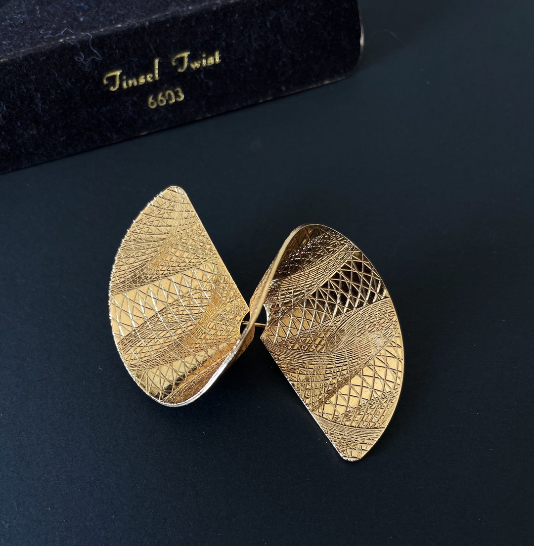 老又好古董珠宝 金色箔金花纹立体S别针胸针 Sarah Cov  B1457 - 胸针 - 其他金属 金色