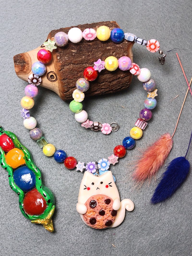 猫咪抱巧克力 手作黏土项链 陶土 手绘捏制 钢丝线不锈钢扣 串珠 - 项链 - 粘土 白色