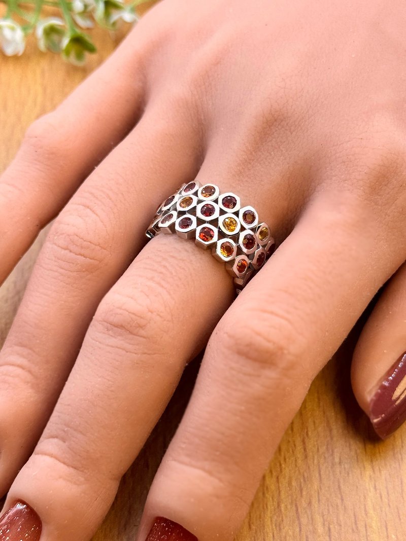 纯银戒指缀以各式天然蓝宝石，设计独特，填满指节，精致迷人。 - 戒指 - 宝石 橘色