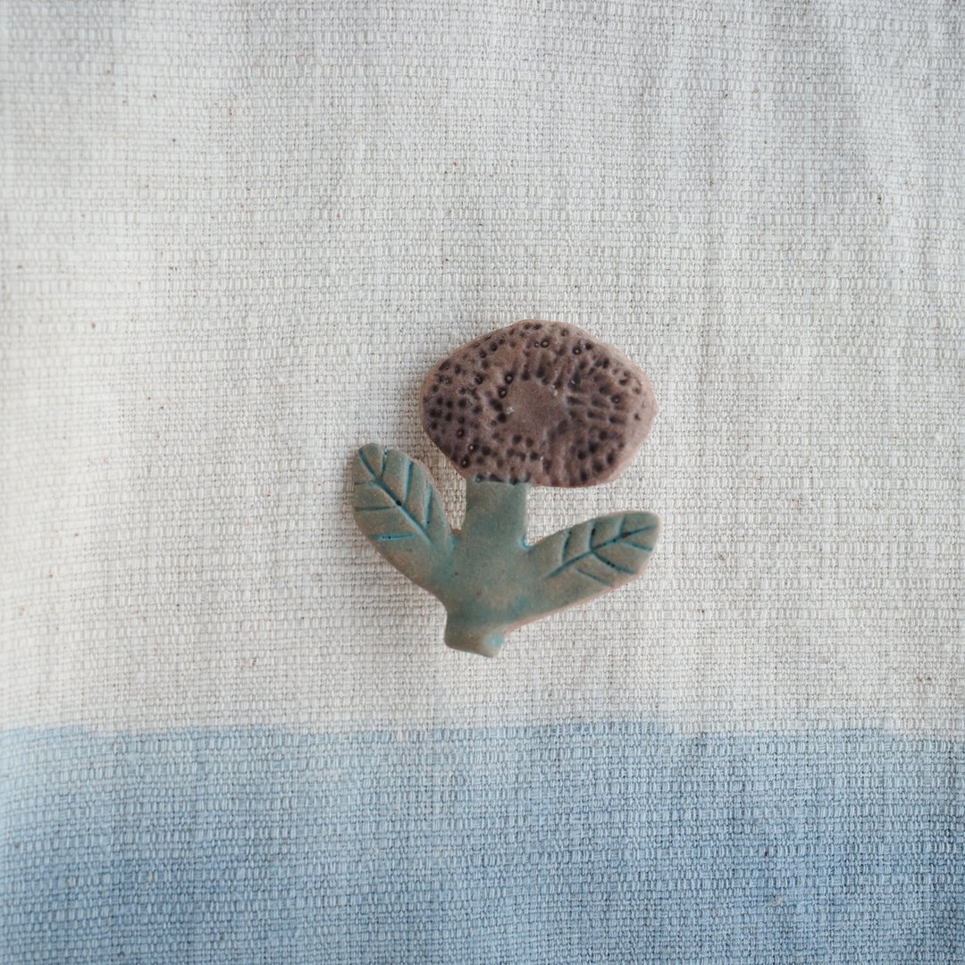 Flower brooch / handmade ceramic - 胸针 - 陶 咖啡色