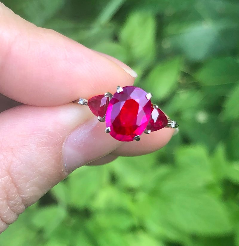 14 kt  gold ring with ruby, side rubies and diamonds. - 戒指 - 贵金属 金色