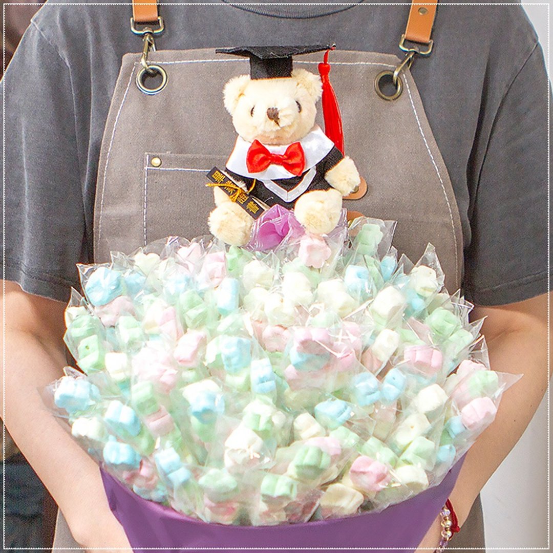 毕业熊 (白) + 特惠组 5 入串装小花朵棉花糖 X100 支 + 搭赠花束底篮 1 个 - 零食/点心 - 新鲜食材 多色