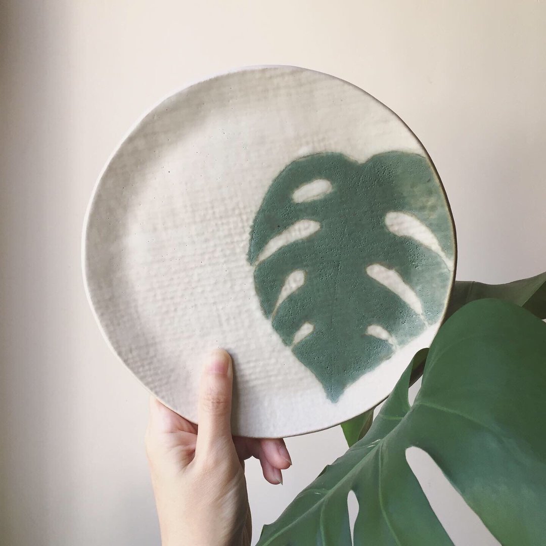 龟背芋釉画手作陶盘 浅盘 点心盘 圆餐盘 20厘米圆盘 - 盘子/餐盘/盘架 - 陶 绿色