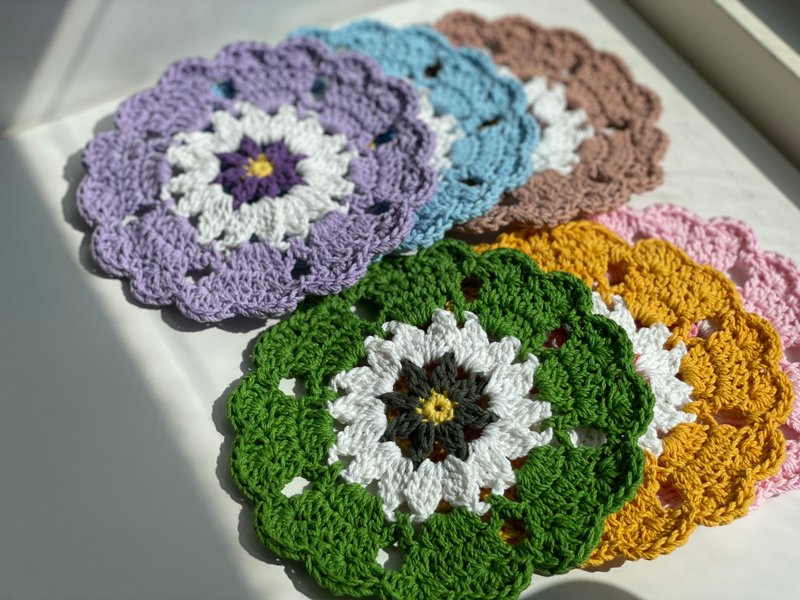 手工编织 爱心花片杯垫 - 杯垫 - 棉．麻 多色