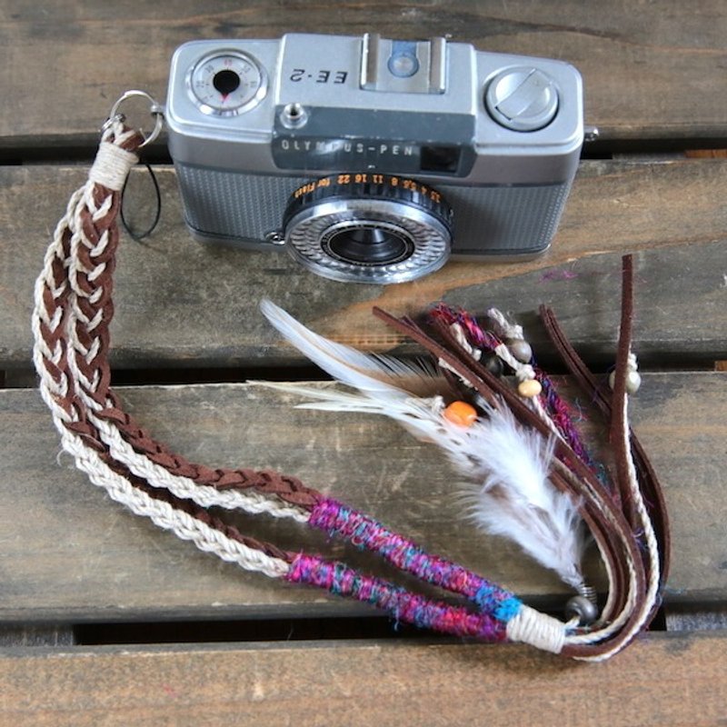 Feather decoration · Hand strap with linen and suede tie with wood beads - 相机背带/脚架 - 其他材质 咖啡色
