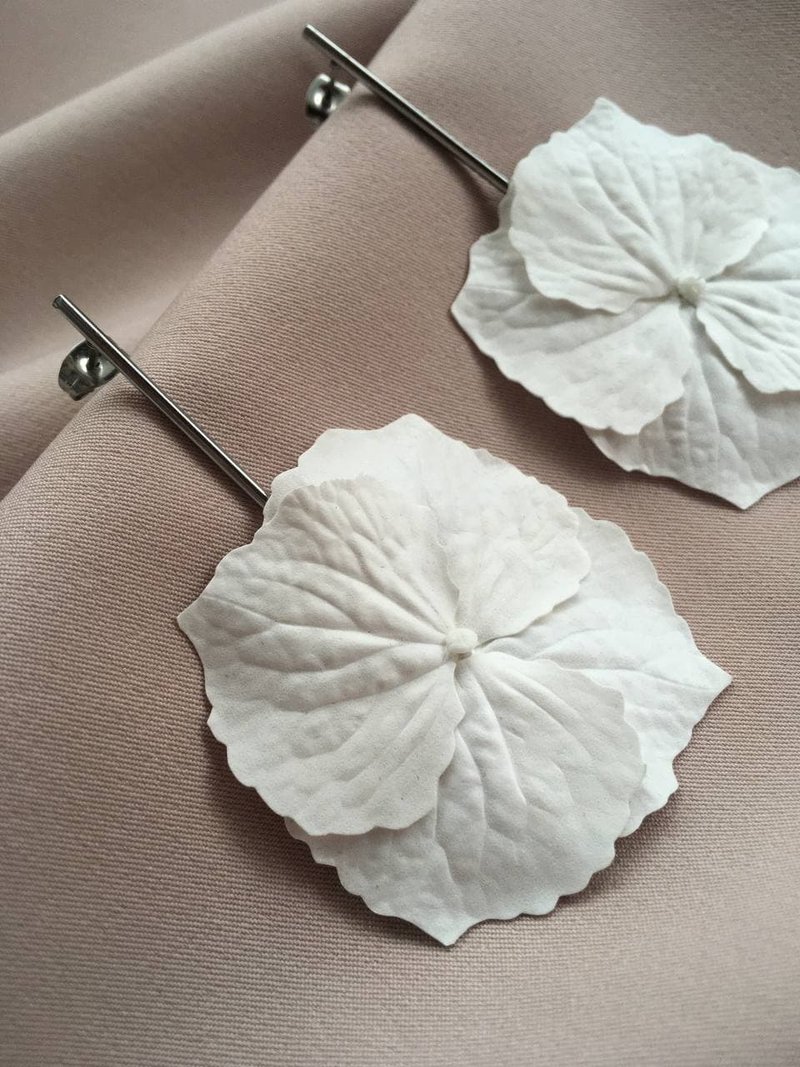 White stainless steel hydrangea earrings, bridal earrings, bridesmaid - 耳环/耳夹 - 其他材质 白色