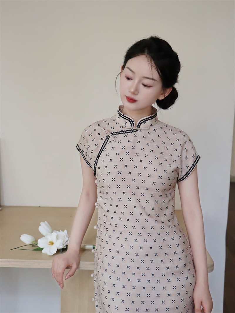 淺粉色 全開襟手工盤扣印花旗袍 棉麻透氣輕盈新中式洋裝 - 旗袍 - 棉．麻 粉红色