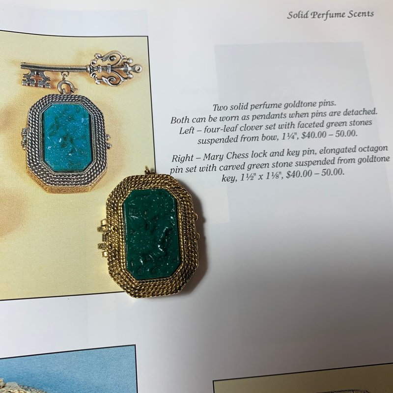 Vintage Mary Chess. 1940s金色仿青玉饰品盒香膏盒 - 其他 - 其他金属 