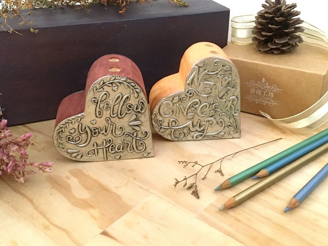 新年给力  Never give up & 莫忘初心 锡雕手作笔插/干燥花器 - 金工/饰品 - 其他金属 