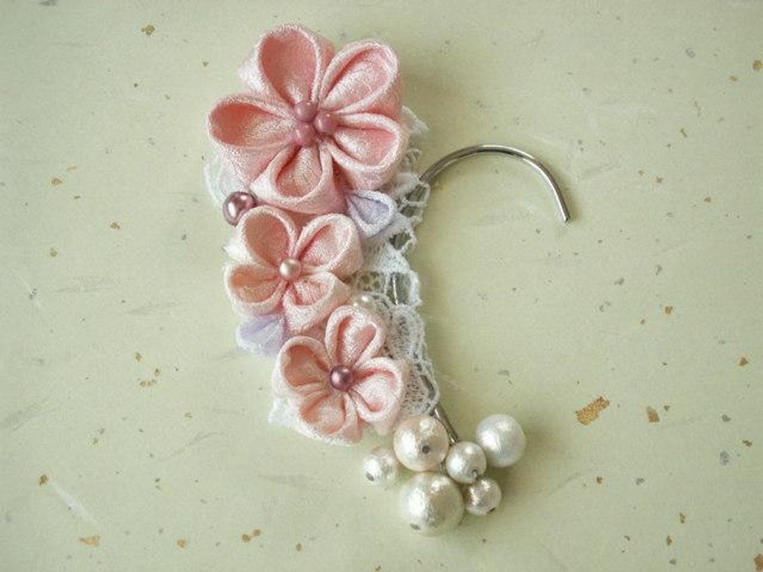 Pink ear hook ♪ made with knob crafted old cloth (kimono fabric) - 耳环/耳夹 - 其他金属 粉红色