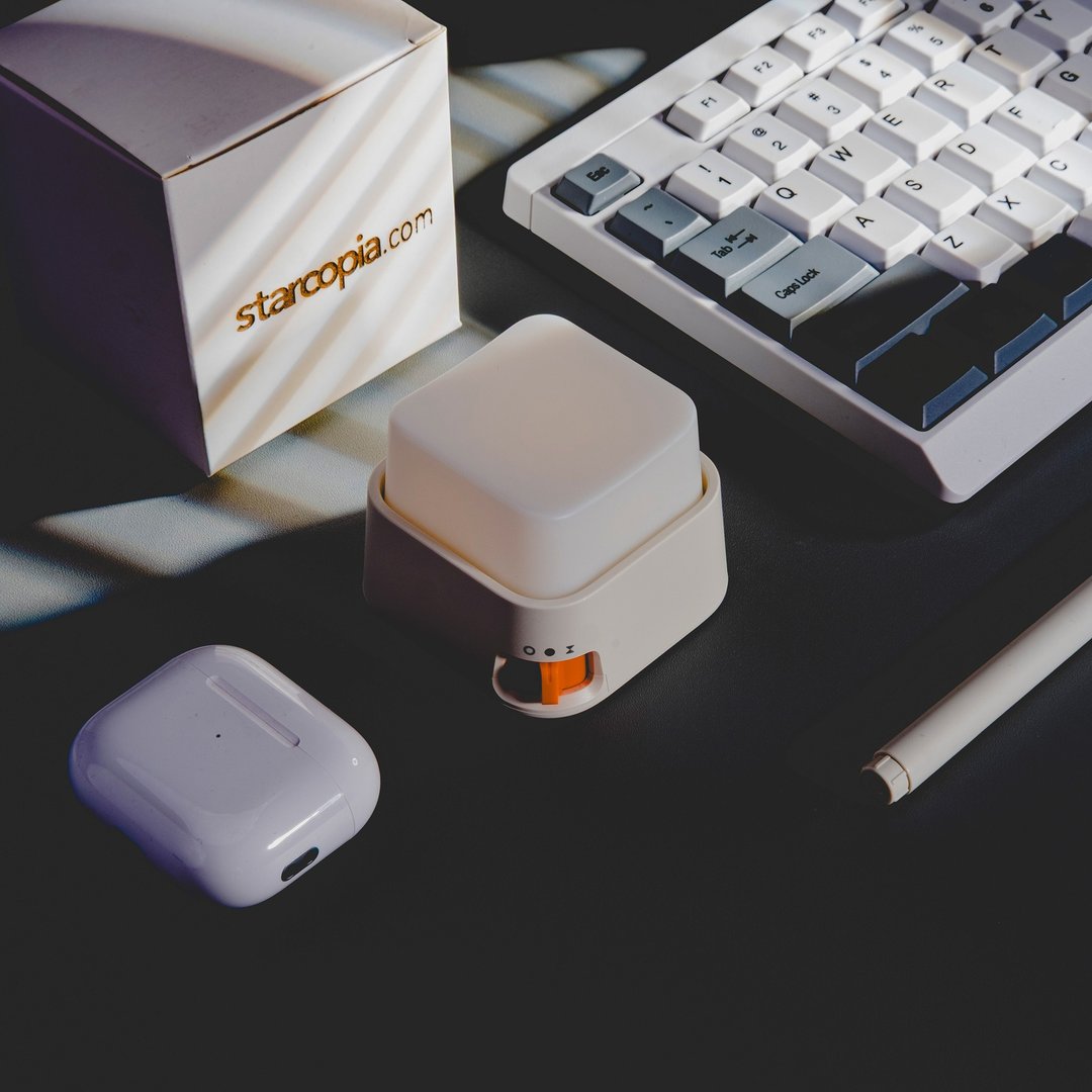 USB 键盘形触控 LED 台面灯 - 摆饰 - 塑料 白色