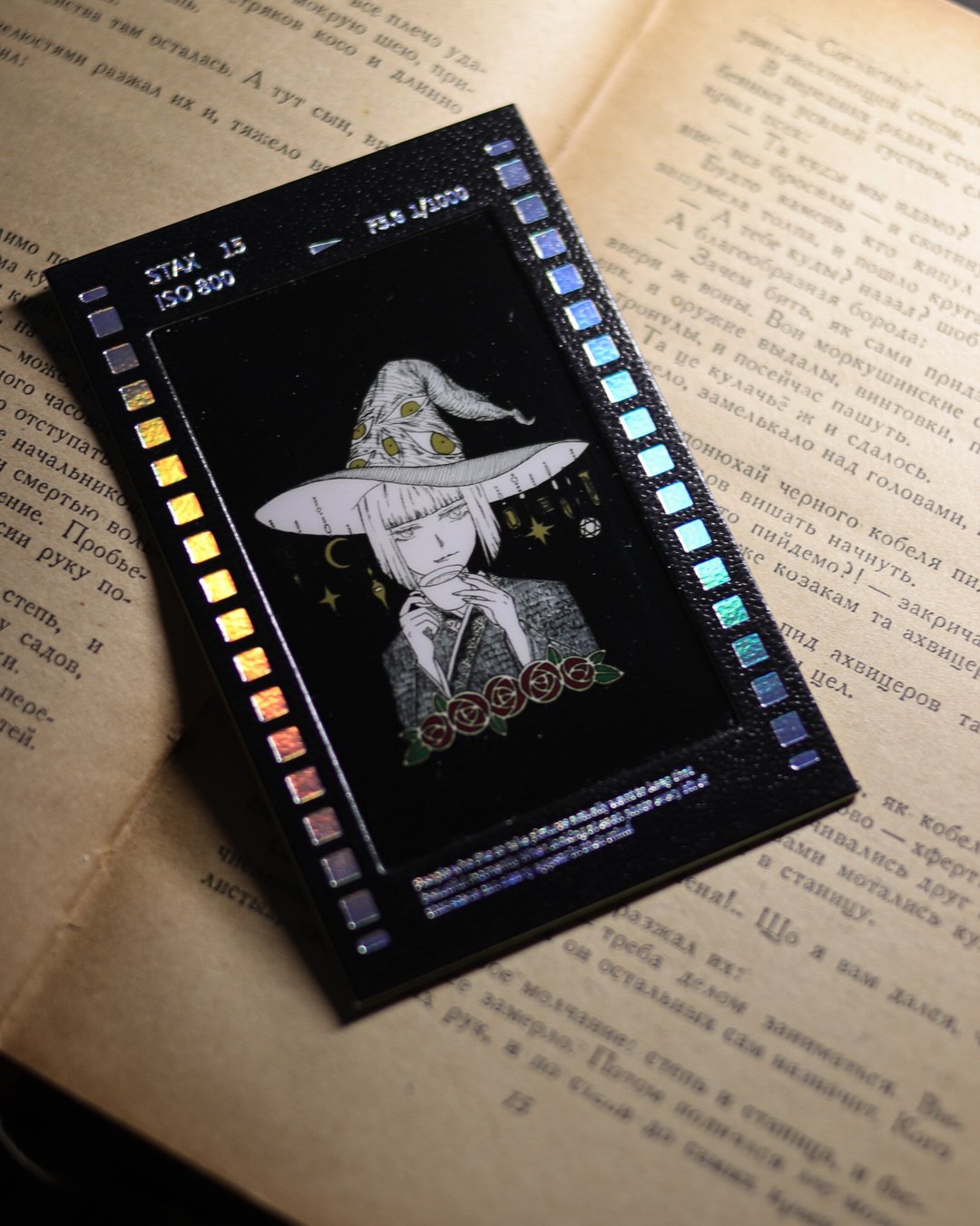 底片风半透激光边小卡 魔女吃茶 - 卡片/明信片 - 塑料 黑色