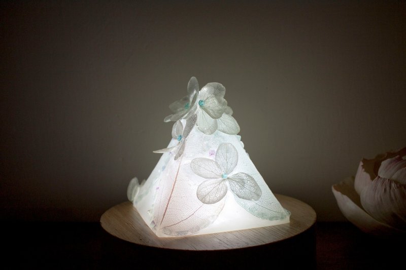 森林系家饰夜灯 白水晶天然石金字塔 LED节能桌灯 原木床头灯 - 灯具/灯饰 - 水晶 白色