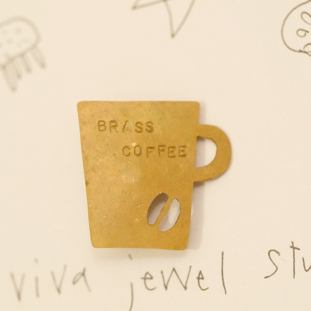 BRASS COFFEE 迷你胸针 - 胸针 - 铜/黄铜 金色