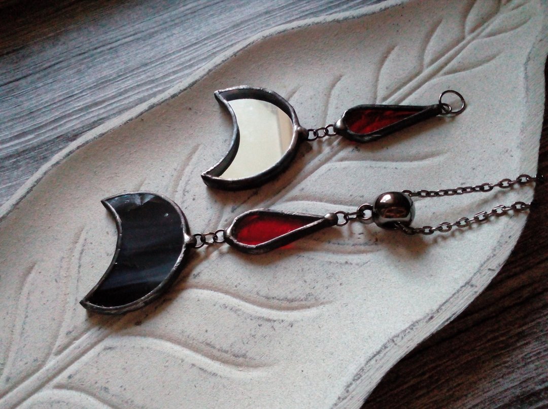 Lilith black moon pendant. blood drop crescent. stained glass witch necklace. - 项链 - 玻璃 黑色