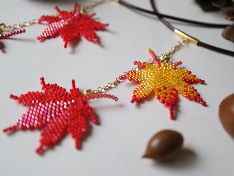 Iroha Autumn Leaves Necklace Zhu / Red Yellow Autumn Maple Japanese Maple Iroha Autumn Leaves Fallen Leaves Autumn Vivid Delicate Bead Stitch Pendant Mountain Forest Forest Landscape Travel - 项链 - 玻璃 红色