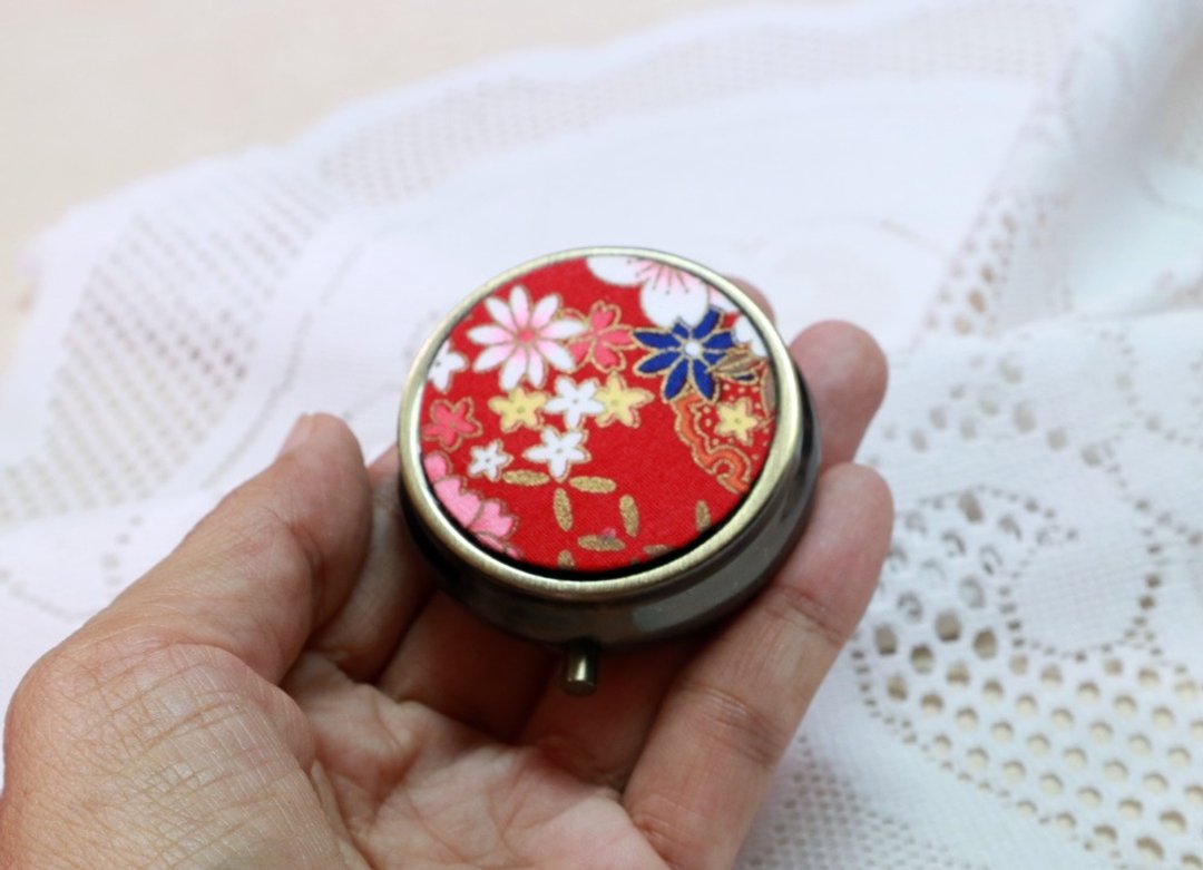红底花 古铜款 圆形 分格药盒 迷你 随身携带 小物 收纳盒 药盒 - 收纳用品 - 其他金属 