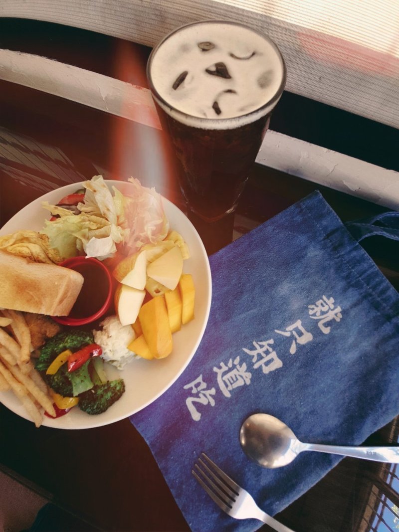 手工蓝染  就只知道吃 爱地球购物袋 - 手提包/手提袋 - 棉．麻 蓝色