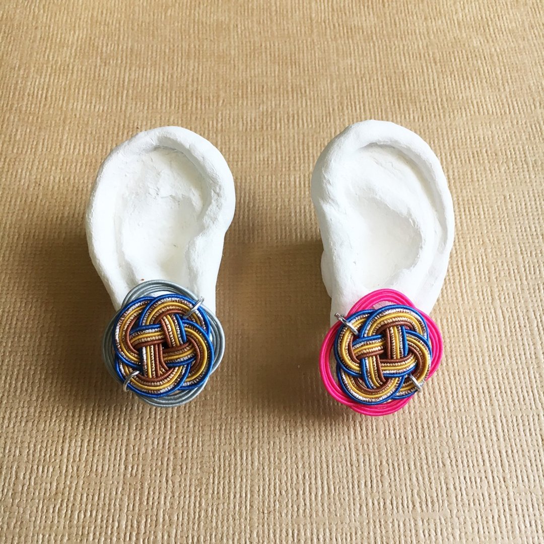 Mizuhiki asymmetry earrings ーRape blossomsー Pink×Gray - 耳环/耳夹 - 纸 多色