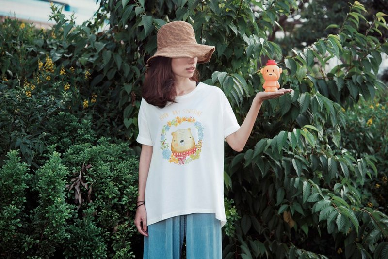 花圈熊T恤 (白色宽版) - 女装 T 恤 - 棉．麻 白色