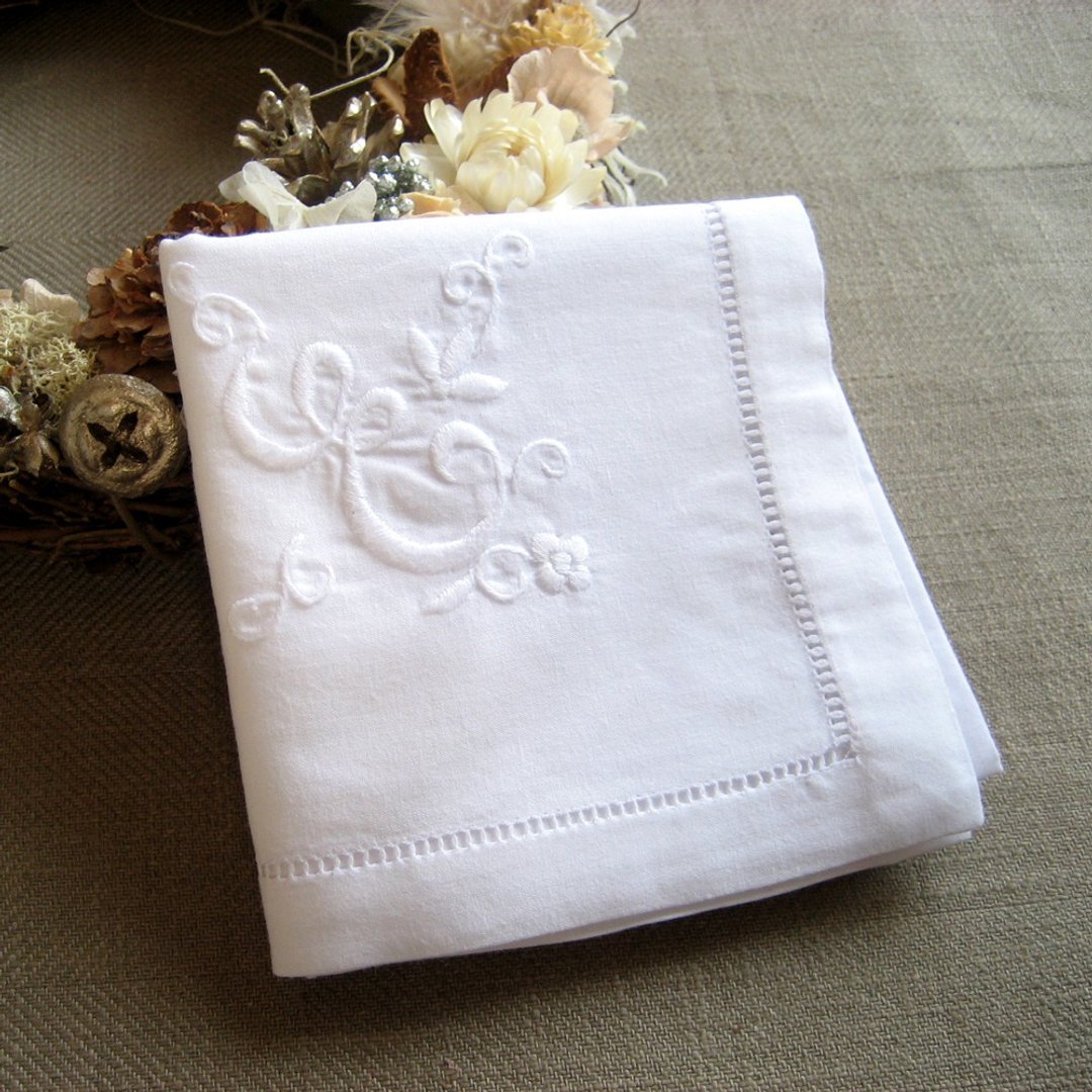 Hand embroidery initials handkerchief E - 手帕/方巾 - 棉 白色