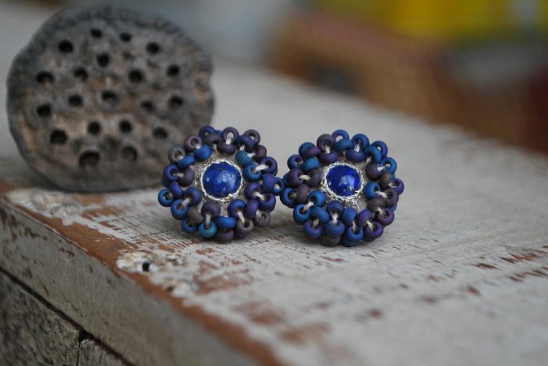 青金石与夜空色玻璃珠刺绣耳环 - 耳环/耳夹 - 石头 蓝色
