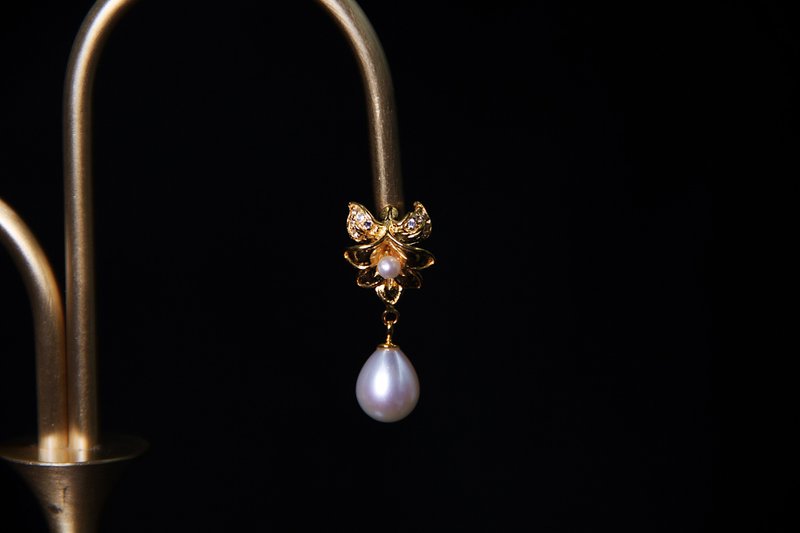 YELU手工雕蜡制作925银百合花天然淡水珍珠耳环水滴珍珠 - 耳环/耳夹 - 珍珠 