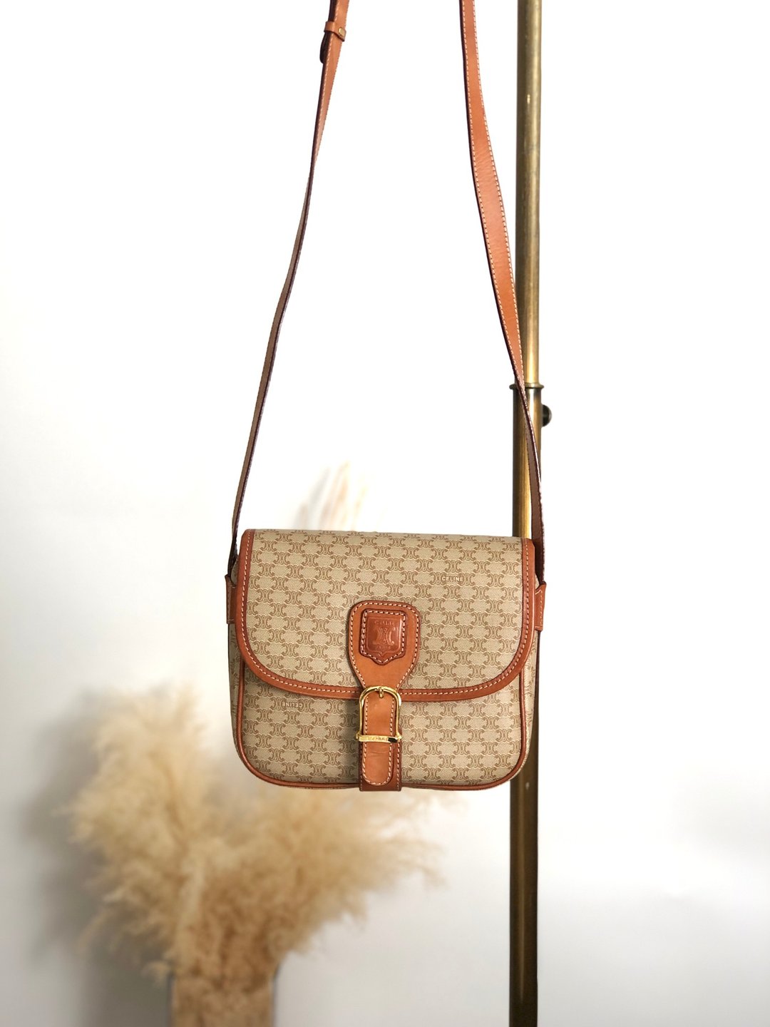 【 日本直送 名牌中古包 】CELINE  સリーヌ 马车图腾 肩背包 米色 前方扣饰 PVC 皮革 vintage nnbcwv - 侧背包/斜挎包 - 防水材质 咖啡色